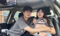 Couple cute mút vú trong ôtô - Couple cute mút vú trong ôtô ()